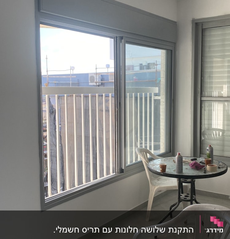 חלונות אלומיניום עם מסגרת אפורה במרפסת